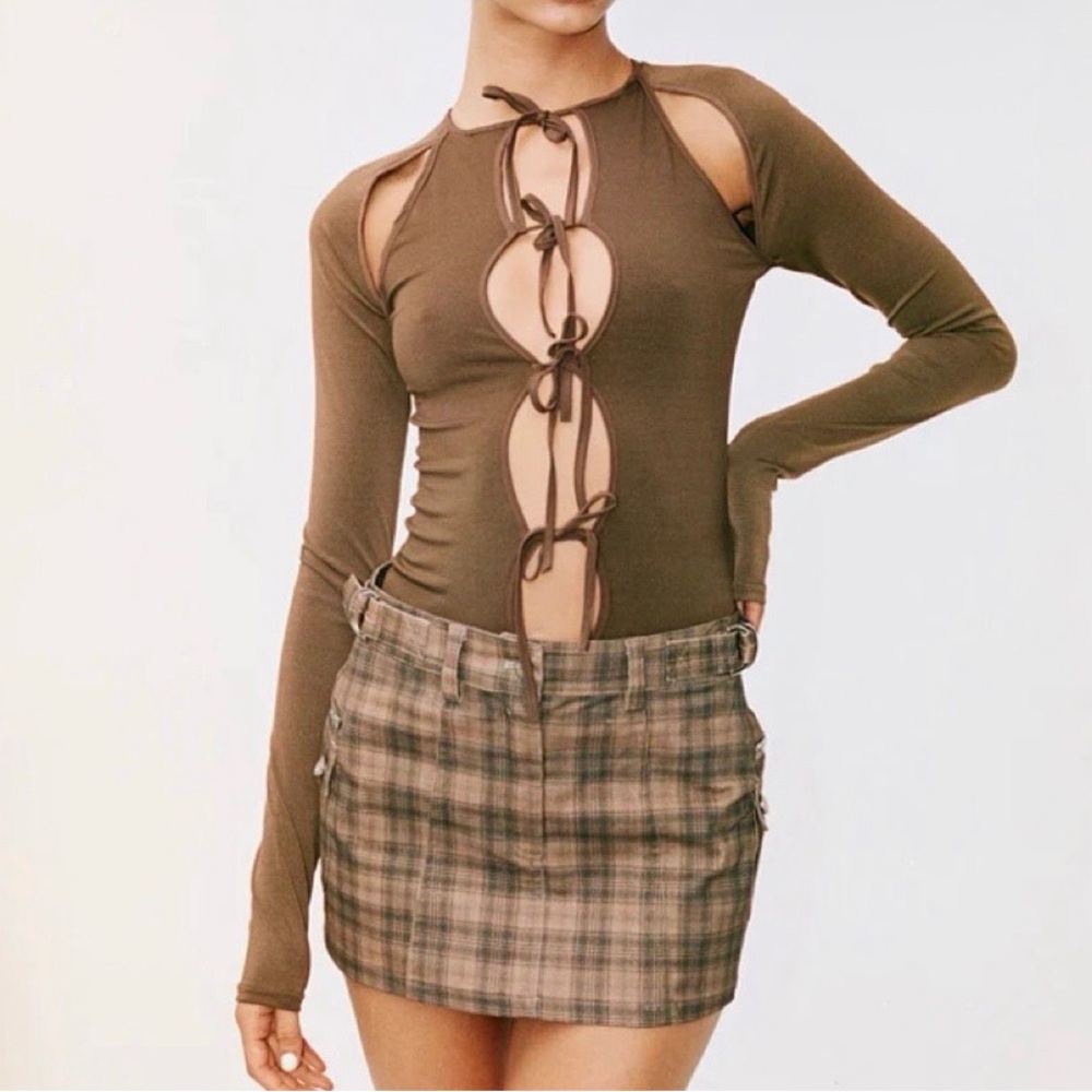 With Jéan Cut Out Front Lobg Sleeves Meadow Top in brown size XS